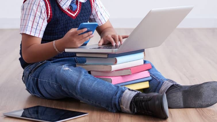 students can carry smartphone to their school ban on this undesirable says court