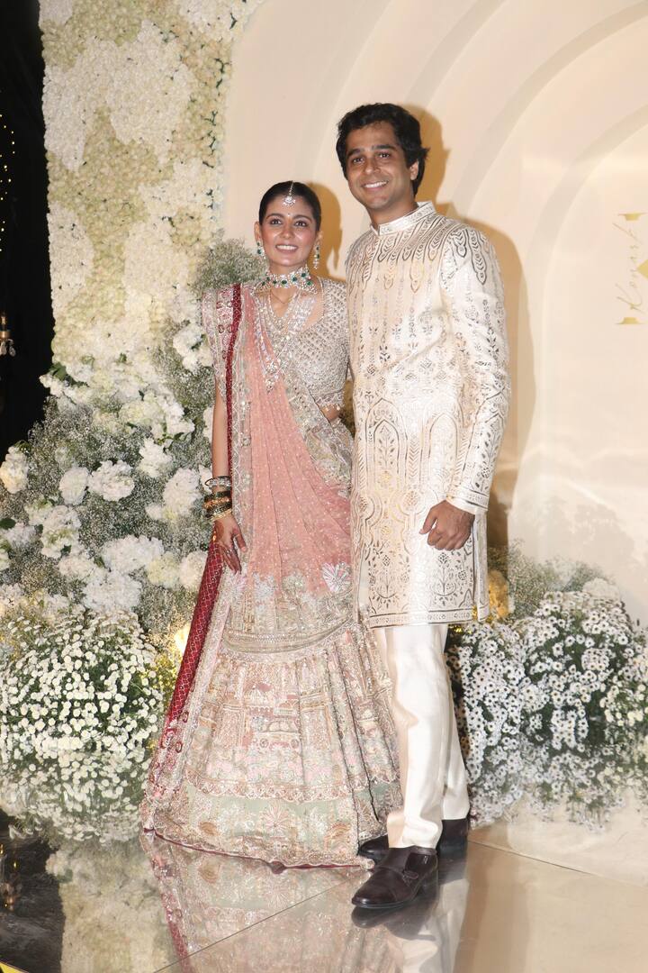 आशुतोष गोवारीकर यांच्या मुलाचे नाव कोणार्क गोवारीकर असे आहे. त्याचे 2 मार्च 2025 रोजी त्याचे नियती कनाकिया यांच्याशी लग्न झाले आहे.