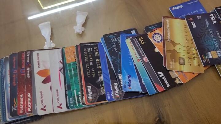 पोलिसांनी आरोपीची झाडाझडती घेतली असता त्याचेकडे वेगवेगळ्या बँकांचे 69 एटीएम कार्ड आढळून आले आहेत. एटीएम कार्डच्या स्लॉटमध्ये चिकट पदार्थ टाकून पैसे काढण्याचा प्रकार आरोपीकडून केला जात होता.