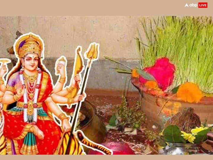 According to Vastu, place the statue of Maa Durga on a wooden part. If you have a sandalwood post, you can also keep it on it. Wood or sandalwood post is rich in positive energy. Image 2