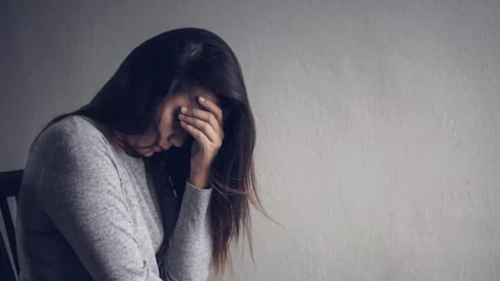 অবসাদ কী জিনিস, মুখে বলে বোঝানো সম্ভব নয়। অনেকে বোঝার চেষ্টা করেন, কেউ কেউ আবার উদাসীন।