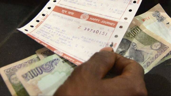 5 से 7 दिन के भीतर सामान्य तौर पर आपके खाते में रिफंड आ जाता है. हालांकि इसके लिए न्यूनतम 90 दिन का समय तय किया गया है. अगर इस दौरान तक पैसे नहीं आते. तो फिर आप इसके बारे में शिकायत दर्ज करवा सकते हैं.