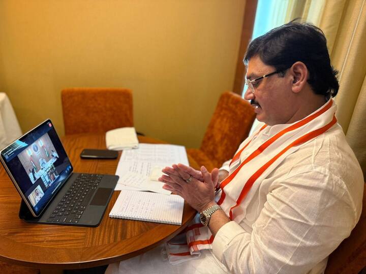 संतोष देशमुख हत्या प्रकरणातील काही फोटो काल समोर आल्यानंतर महाराष्ट्रात खळबळ उडाली होती. यानंतर राजकीय हालचालींना देखील वेग आला होता.