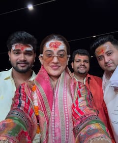 माथे पर तिलक...गले में फूलों की माला, काशी विश्वनाथ पहुंचकर भक्ति में लीन दिखीं अक्षरा सिंह, शेयर की तस्वीरें