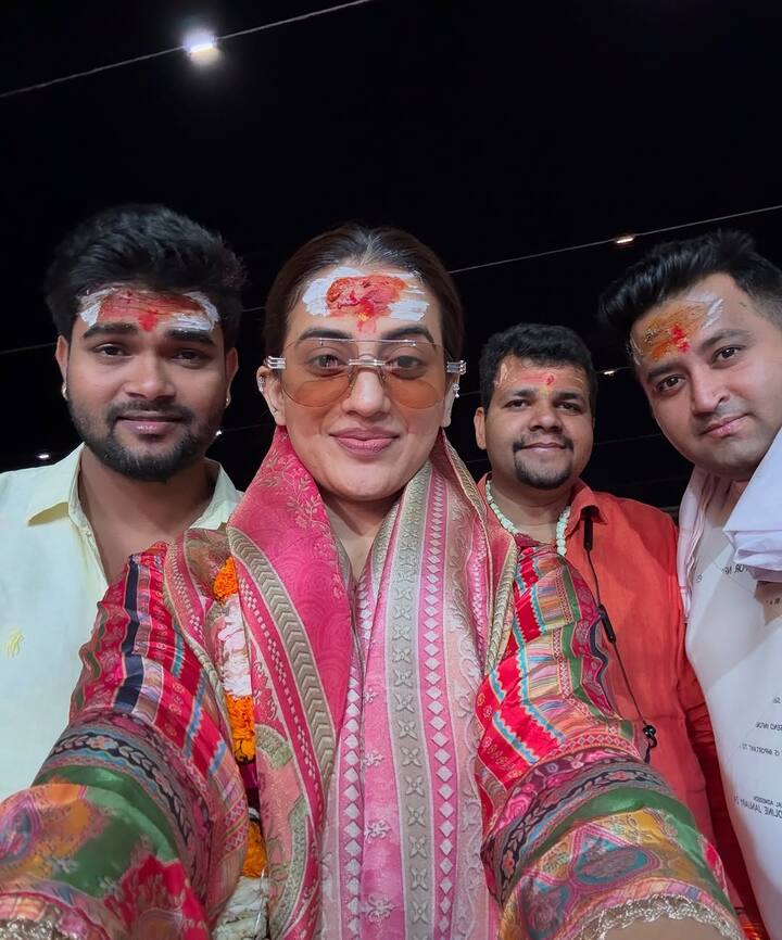 अक्षरा सिंह काशी विश्वनाथ मंदिर पहुंचकर पूरी तरह से भक्ति के रंग में रंगी हुई नजर आई. इस दौरान एक्ट्रेस ने ट्रेडिशन लुक कैरी किया.