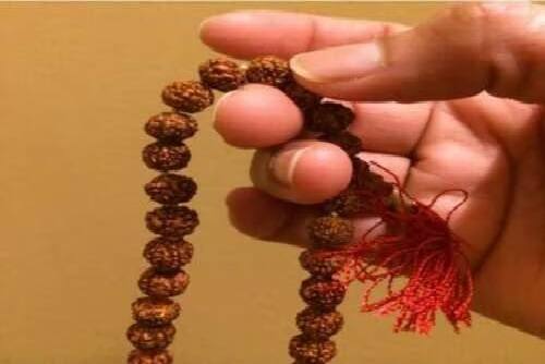 This mantra has immense power, if chanted according to this rule, the seeker will attain immense success. Mantr Jap Labh: આ મંત્રમાં છે અપાર શક્તિ, જો આ નિયમથી કરવામાં આવે જાપ જો સાધકને મળે છે અપાર સિદ્ધ