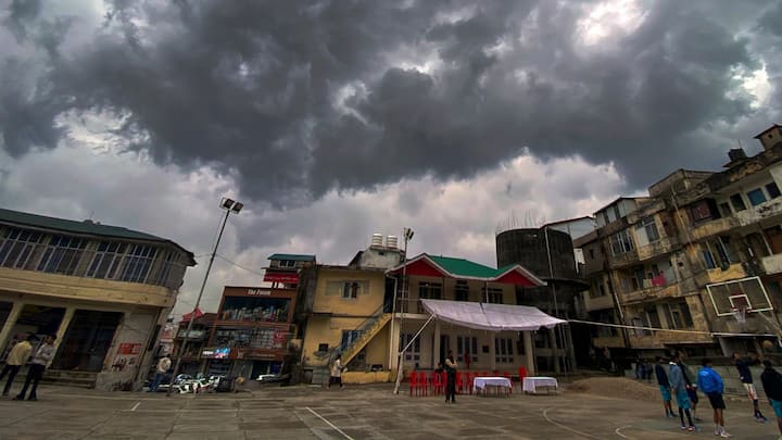 আপাতত পরিষ্কার আকাশ। এ সপ্তাহে বৃষ্টির সম্ভাবনা নেই। আগামী দুদিন সপ্তাহের মাঝে দু থেকে তিন ডিগ্রি সেলসিয়াস তাপমাত্রা কমতে পারে।