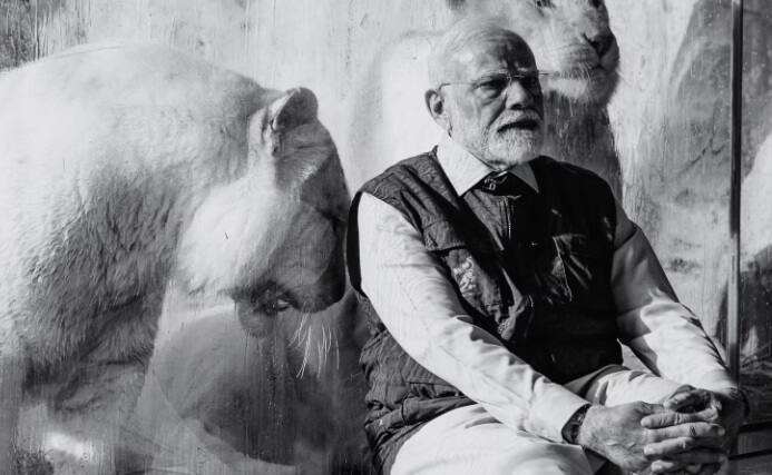 MRI રૂમ અને ઓપરેશન થિયેટરની મુલાકાત લીધી - પીએમ મોદીએ હોસ્પિટલના MRI રૂમની મુલાકાત લીધી અને એક એશિયાઈ સિંહનો MRI કરાવતા પણ જોયું હતું. આ ઉપરાંત, તેમણે ઓપરેશન થિયેટરની પણ મુલાકાત લીધી, જ્યાં એક દીપડાની સર્જરી થઈ રહી હતી. હાઇવે પર તેને એક કારે ટક્કર મારી હતી, ત્યારબાદ તેમને બચાવી લેવામાં આવ્યા હતા અને વનતારા લાવવામાં આવ્યા હતા. અહીં અન્ય સ્થળોએથી બચાવેલા પ્રાણીઓને એવા સ્થળોએ રાખવામાં આવે છે જે તેમના કુદરતી રહેઠાણ જેવા હોય છે. વનતારામાં કેટલીક મુખ્ય સંરક્ષણ પહેલોની વાત કરીએ તો તેમાં એશિયાઈ સિંહ, સ્નો લેપર્ડ, એક શિંગડાવાળા ગેંડા વગેરેનો સમાવેશ થાય છે.