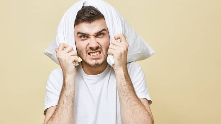 অনেকেই এই কারণে তীব্র মাথাব্যথায় ভোগেন, আবার কারো কারো ক্ষেত্রে মাথার ভিতর অনেক জোরে জোরে শব্দ শোনা যায়।