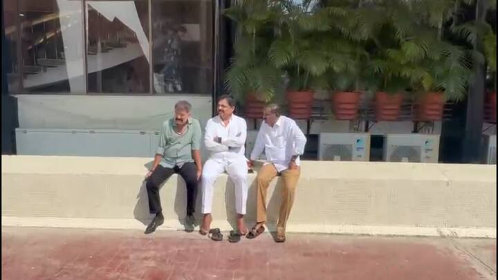 या सर्व मुद्यांवरुन राज्याचे राजकारण तापले असताना आज  ( 4 मार्च) विधान भवनाच्या पाय-यावर भाजप आमदार सुरेश धस आणि राष्ट्रवादी शरद पवार गटाचे नेते जयंत पाटील आणि जितेंद्र आव्हाड चर्चा करत असल्याचे बघायला मिळाले आहे.