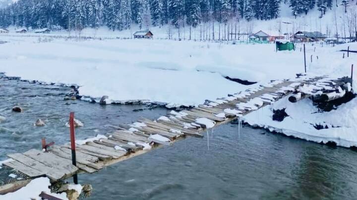 उत्तरी कश्मीर के बांदीपुरा जिले में गुरेज घाटी में भारी बर्फबारी की ताजा लहर के कारण यह इलाका लगातार दूसरे सप्ताह घाटी के बाकी हिस्सों से कटा हुआ है.