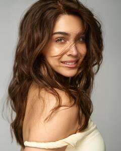 'रायझिंग स्टार' शर्वरी शर्वरी वाघने शेअर केला ग्लॅम अंदाज; पाहा खास फोटो!