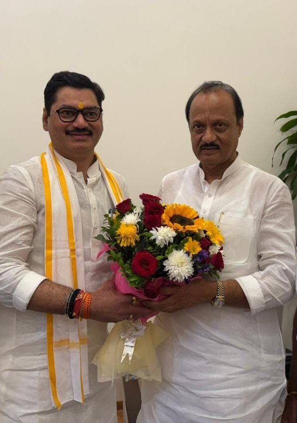 मुख्यमंत्री देवेंद्र फडणवीसांनी हा राजीनामा स्वीकारला असून तो पुढील कार्यवाहीसाठी राज्यपालांकडे पाठवला आहे. त्यामुळे धनंजय मुंडे हे मंत्रिपदावरुन पायउतार झाले आहेत.