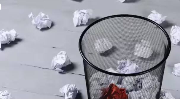 ਉਹ ਫੋਟੋ ਜਾਂ ਵੀਡੀਓ ਚੁਣੋ ਜਿਸਨੂੰ ਤੁਸੀਂ ਪ੍ਰਾਪਤ ਕਰਨਾ ਚਾਹੁੰਦੇ ਹੋ ਅਤੇ ਰੀਸਟੋਰ ਵਿਕਲਪ 'ਤੇ ਕਲਿੱਕ ਕਰੋ। ਤੁਹਾਡੀ ਜਾਣਕਾਰੀ ਲਈ, ਅਸੀਂ ਤੁਹਾਨੂੰ ਦੱਸ ਦੇਈਏ ਕਿ ਫਾਈਲਾਂ ਗੈਲਰੀ ਦੇ ਟ੍ਰੈਸ਼ ਫੋਲਡਰ ਵਿੱਚ ਸਿਰਫ 30 ਦਿਨਾਂ ਲਈ ਸੇਵ ਰਹਿੰਦੀਆਂ ਹਨ। ਇਸ ਤੋਂ ਬਾਅਦ ਉਹ ਹਮੇਸ਼ਾ ਲਈ ਮਿਟਾ ਦਿੱਤੇ ਜਾਂਦੇ ਹਨ। ਜੇਕਰ ਤੁਸੀਂ ਆਪਣੇ ਫ਼ੋਨ 'ਤੇ Google Photos ਦੀ ਵਰਤੋਂ ਕਰਦੇ ਹੋ, ਤਾਂ ਡਿਲੀਟ ਕੀਤੀਆਂ ਗਈਆਂ ਫੋਟੋਆਂ ਅਤੇ ਵੀਡੀਓਜ਼ ਉੱਥੇ ਵੀ 60 ਦਿਨਾਂ ਲਈ ਟ੍ਰੈਸ਼ ਫੋਲਡਰ ਵਿੱਚ ਸੁਰੱਖਿਅਤ ਹੋ ਜਾਂਦੇ ਹਨ। ਇੱਥੋਂ ਤੁਸੀਂ ਉਹਨਾਂ ਨੂੰ ਆਸਾਨੀ ਨਾਲ ਵਾਪਸ ਲਿਆ ਸਕਦੇ ਹੋ।