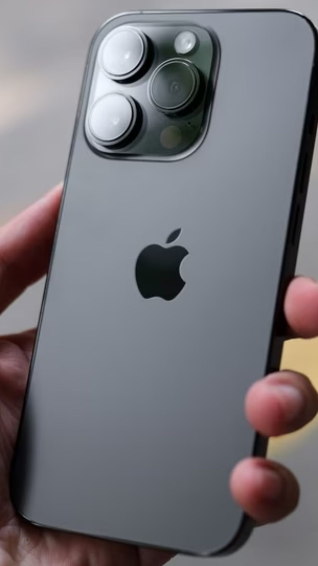 iPhone 16 Pro Max में 4,685mAh की बैटरी है जो पिछले मॉडल की तुलना में 240mAh अधिक है.