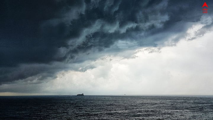 আসামে রয়েছে ঘূর্ণাবর্ত। আরও একটি ঘূর্ণাবর্ত মালদ্বীপ সংলগ্ন এলাকায় অবস্থান করছে।উত্তরবঙ্গে হালকা বৃষ্টির সামান্য সম্ভাবনা উত্তরবঙ্গে। উত্তরবঙ্গের পার্বত্য জেলাগুলিতে হালকা বৃষ্টির সম্ভাবনা রয়েছে। বিক্ষিপ্তভাবে এই বৃষ্টি হতে পারে উত্তরবঙ্গের চার জেলায়।