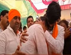 Manoj Jarange Meet Santosh Deshmukh Family: मनोज जरांगे पाटलांना दारात पाहून धनंजय देशमुखांनी हंबरडा फोडला, गळ्यात पडून लहान लेकरसारखं रडले