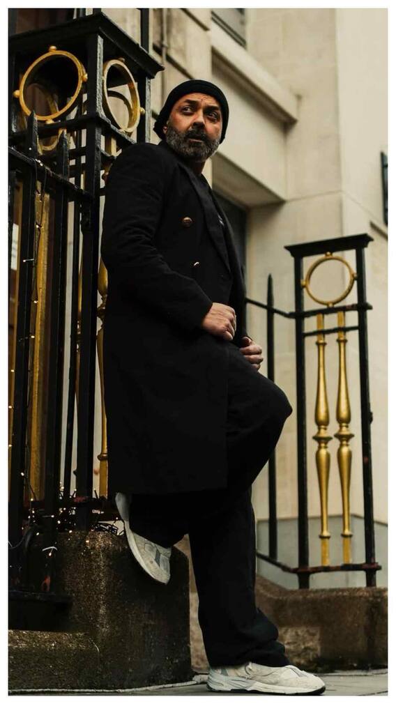 आश्रम के निराला बाबा के पास है करोड़ों की संपत्ति, नेटवर्थ जान हो जाएंगे हैरान