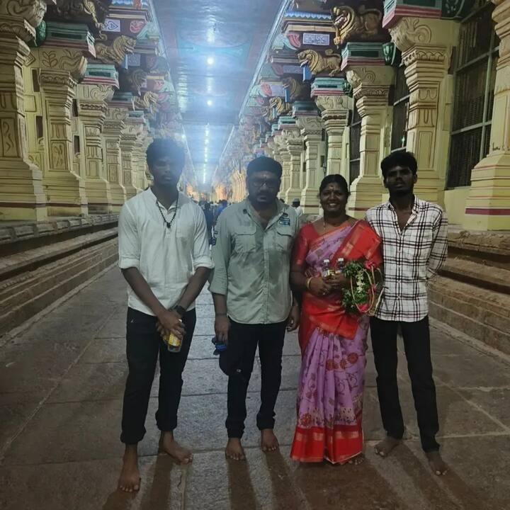 பொதுவாகவே சினிமாவோ, சீரியலோ டாப் டிரெண்டிங்கில் யார் ஒருவர் இருக்கிறார்களோ அவர்களைப் பற்றிய கிசுகிசு, வதந்தி பரவுவது புதிதல்ல. அந்த வகையில் சில தினங்களுக்கு முன்பு சீரியல் நடிகையுடன் ஸ்டாலின் முத்து எடுத்துக் கொண்ட புகைப்படம் வைரலானது. அதோடு, அவருக்கு திருமண நாள் என்றும், வாழ்த்துக்கள் என்றும் நெட்டிசன்கள் தங்களது வேலையை காட்டினர். அதை வைத்து பலரும் வாழ்த்து தெரிவித்தனர். அந்த புகைப்படத்தில் இருக்கும் நடிகை தான் அவரது மனைவி என்று பலரும் நம்பத் தொடங்கினர்.