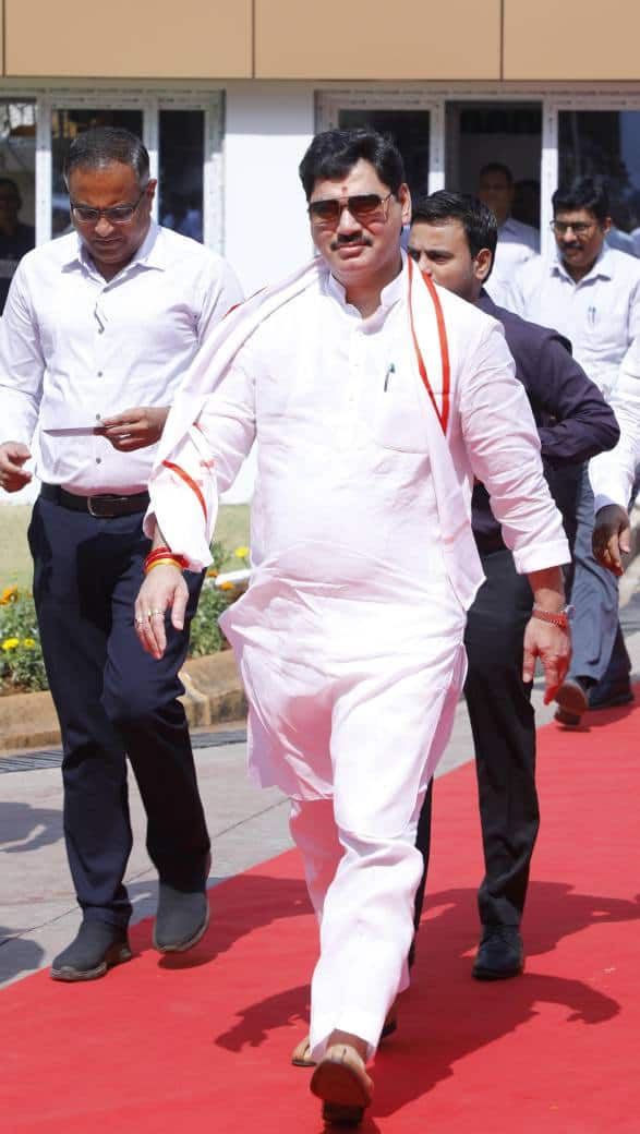 महायुती सरकारमधील अन्न व नागरी पुरवठा मंत्री धनंजय मुंडे यांनी मंगळवारी आपल्या मंत्रि‍पदाचा राजीनामा दिला. मुख्यमंत्री देवेंद्र फडणवीस यांच्याकडे त्यांनी आपला राजीनामा पाठवला. यानंतर धनंजय मुंडे यांनी एक ट्विट करुन आपल्या राजीनाम्यामागील भूमिका स्पष्ट केले.