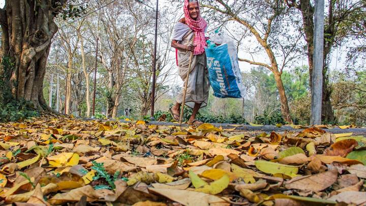 শনিবার ওপরের চার জেলাতে বৃষ্টির সম্ভাবনা। তাপমাত্রার খুব একটা বড়সড় পরিবর্তন নেই। দক্ষিণবঙ্গে ফের তাপমাত্রা ওঠানামা করবে। আপাতত বৃষ্টির সম্ভাবনা নেই। আগামী কয়েকদিন পরিষ্কার আকাশ। নতুন করে পশ্চিমী ঝঞ্ঝা আসবে ৯ মার্চ রবিবার।