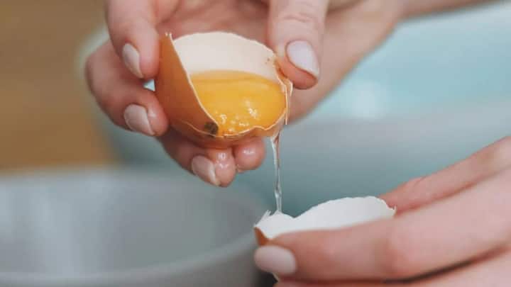 ক্যালসিয়াম কার্বোনেটে ভরপুর ডিমের খোসা। যা গাছের গোড়য় দিলে পুষ্টি মেলে। টম্যাটো সহ একাধিক সবজির গাছের গোড়ায় ডিমের খোসা ভেঙে দিলে ক্যালসিয়াম পাওয়া যায়।  একইসঙ্গে ডিমের খোসা মাটির গুণগত মানও বজায় রাখে। 