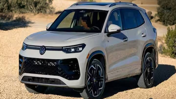 New 2025 Volkswagen Tiguan First Look: Volkswagen Tiguan એક નવા લૂક અને સ્ટાઇલ સાથે બજારમાં ઉતરવા માટે તૈયાર છે. આ કારના એક્સટીરિયરથી લઇને ઇન્ટીરિયર સુધી બધું જ બદલાવા જઈ રહ્યું છે. ફૉક્સવેગન ઈન્ડિયાએ તાજેતરમાં માહિતી શેર કરી છે કે કંપની ટૂંક સમયમાં ભારતમાં Tiguanના ન્યૂ જનરેશન R-line મૉડલને ભારતમાં જલદી લોન્ચ કરવા જઇ રહી છે.