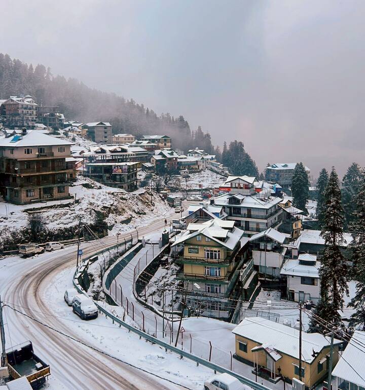 पिछले कुछ दिनों में भारी बारिश और हिमपात के कारण पांगी और लाहौल-स्पीति जिले की सड़कें बुरी तरह क्षतिग्रस्त हो गई हैं, जिससे कई मार्ग बंद हो गए हैं. इसके परिणामस्वरूप, इन क्षेत्रों में प्रश्नपत्र और अन्य परीक्षा सामग्री नहीं पहुंचाई जा सकी.