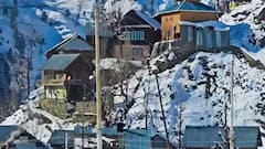 बर्फबारी की वजह से बाकी हिस्सों से कटा कश्मीर का ये इलाका, देखें वादी की तस्वीरें