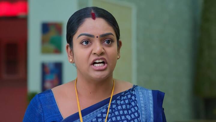 దీప జ్యోత్స్నని ఓ రేంజ్లో కొడుతుంది. అంతేకాకుండా నా కూతురు జోలికి వస్తే చంపేస్తానంటూ వార్నింగ్ ఇస్తుంది. (Image Credit: Jiostar/ Star Maa)