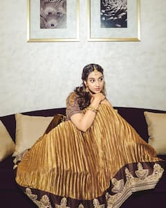 Meenaakshi Chaudhary : మీనాక్షి చౌదరిని లేటెస్ట్ ఫోటోలు చూశారా? బుట్ట బొమ్మలా ఎంత క్యూట్​గా ముస్తాబైందో..