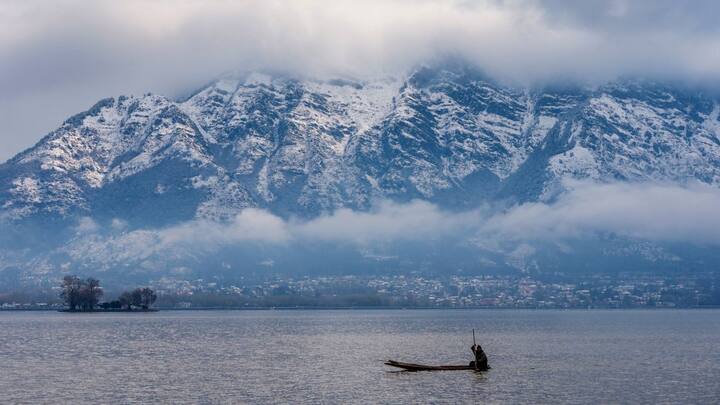 हालांकि, मौसम विभाग के निदेशक डॉ. मुख्तार अहमद ने जम्मू-कश्मीर में हल्की से मध्यम बारिश और बर्फबारी जारी रहने का अनुमान लगाया है. गुरेज सहित उत्तर और मध्य कश्मीर के ऊंचे इलाकों में मध्यम से भारी बर्फबारी होने की उम्मीद है.