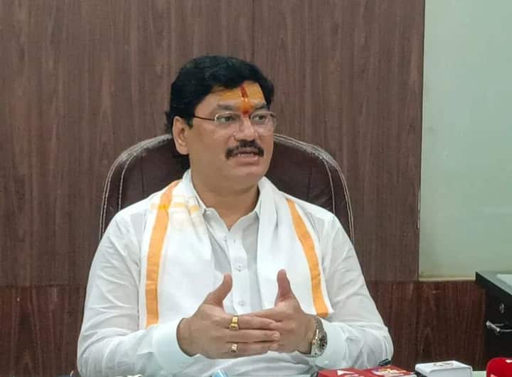 मुख्यमंत्री देवेंद्र फडणवीस (Devendra Fadnavis) यांनी राज्याचे अन्न व नागरी पुरवठा मंत्री धनंजय मुंडे (Dhananjay Munde Resignation) यांना राजीनामा देण्यास सांगितले आहे.