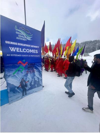 कश्मीर घाटी में भारी बर्फबारी की वजह से मौसम में आए बदलाव के साथ गुलमर्ग का स्की रिसॉर्ट 5वें खेलो इंडिया विंटर गेम्स के दूसरे चरण की मेजबानी करने के लिए तैयार है. पहले यह 20 फरवरी को होने वाला था, लेकिन कम बर्फबारी के कारण कार्यक्रम स्थगित कर दिया गया था.