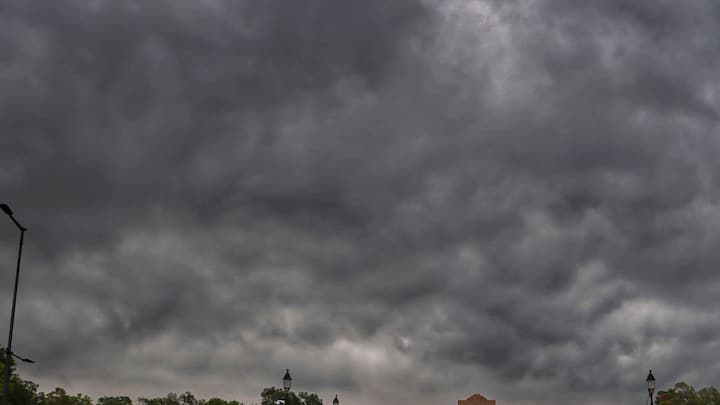 দার্জিলিং ও কালিম্পং জেলার সঙ্গে আলিপুরদুয়ার ও জলপাইগুড়ি জেলাতেও হালকা বৃষ্টির পূর্বাভাস। আগামী ৪ থেকে ৫ দিনে, বৃষ্টি হলেও তাপমাত্রার খুব একটা  প্রভাব পড়বে না । পূর্বাভাস আলিপুর আবহাওয়া দফতরের।