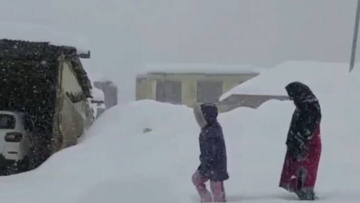 जिला प्रशासन ने महत्वपूर्ण संपर्क बहाल करने के लिए बर्फ हटाने का अभियान शुरू किया है.