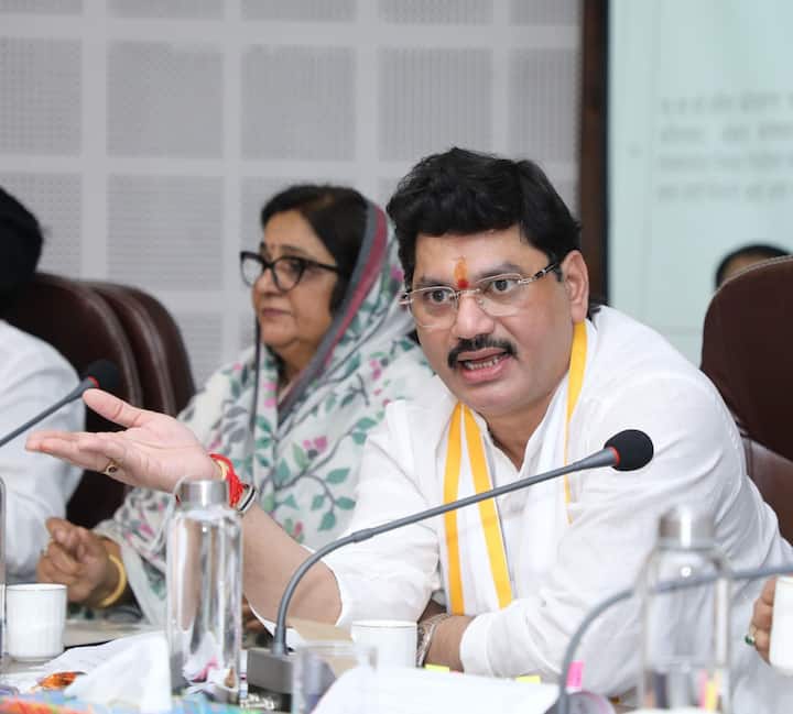 मात्र, वाल्मिक कराडशी असलेल्या जवळीक, यामुळे धागेदोरे त्यांच्यापर्यंत पोहोचले, त्यामुळे नैतिकतेचा प्रश्न येतो. संवैधानिक पदावरील व्यक्तीने या गोष्टीचा विचार करायला हवा, ही देवेंद्र फडणवीसांची भूमिका होती.