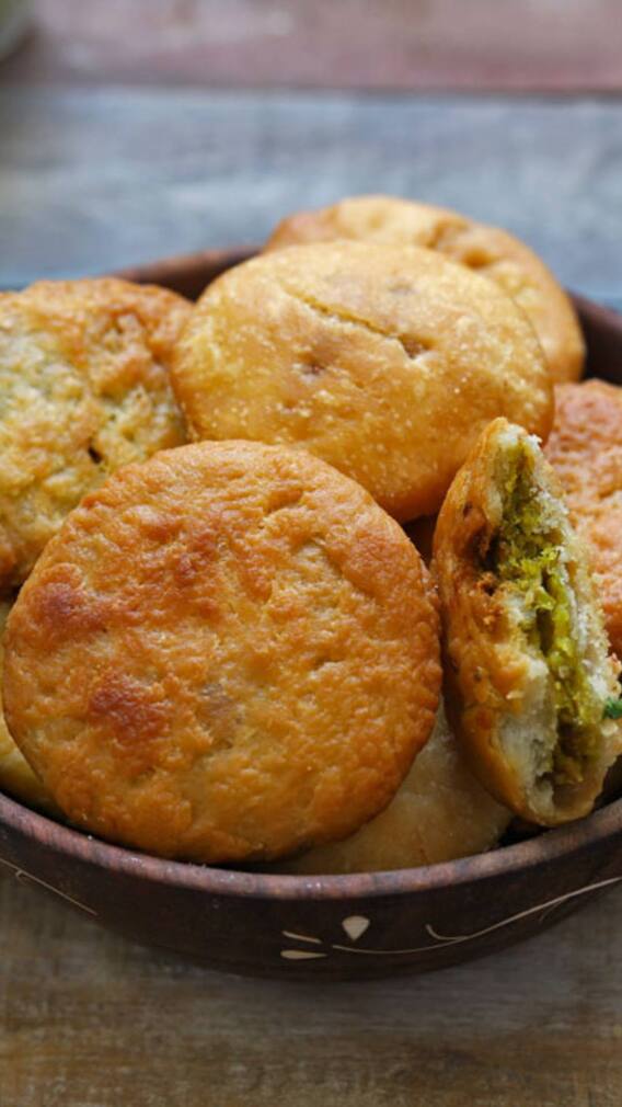 दिल्ली की इन गलियों में छिपी कुरकुरी कचौड़ी का स्वाद, चखना ना भूलें