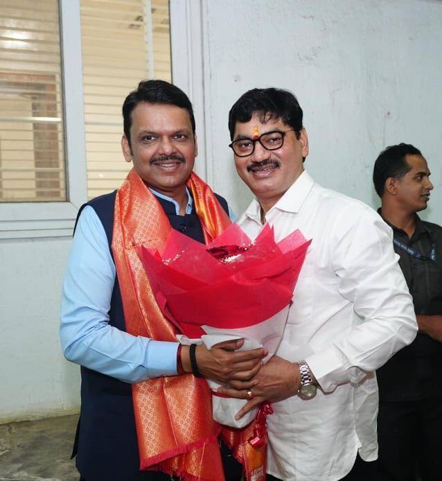 सरपंच संतोष देशमुख हत्या प्रकरणातले धक्कादायक फोटो समोर आल्यावर काल (3 मार्च) रात्री उशिरा राजकीय घडामोडींना वेग आला आहे.