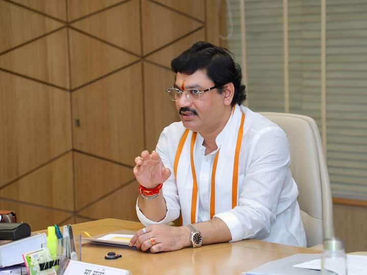 बीड जिल्ह्यातील मस्साजोगचे स्व. संतोष देशमुख यांच्या निर्घृण हत्येतील आरोपींना कठोरात कठोर शिक्षा व्हावी, ही माझी पहिल्या दिवसापासूनची ठाम मागणी आहे. काल समोर आलेले फोटो पाहून तर मन अत्यंत व्यथित झाले, असे धनंजय मुंडे यांनी ट्विटमध्ये म्हटले आहे.