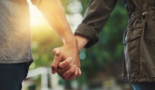 मूलांक 2 असणारे व्यक्ती प्रेमाच्या बाबतीत फार लकी असतात. तसेच, आपल्या जोडीदाराप्रती फार प्रामाणिक असतात. असे लोक आपल्या जोडीदाराबरोबर कोणत्याच गोष्टी लपवत नाहीत.