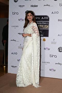 व्हाइट साड़ी में छा गईं शिल्पा शेट्टी, सोनम कपूर के पेंडेंट ने खींचा ध्यान, देखें इवेंट की खास तस्वीरें