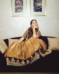 Meenaakshi Chaudhary : మీనాక్షి చౌదరిని లేటెస్ట్ ఫోటోలు చూశారా? బుట్ట బొమ్మలా ఎంత క్యూట్​గా ముస్తాబైందో..