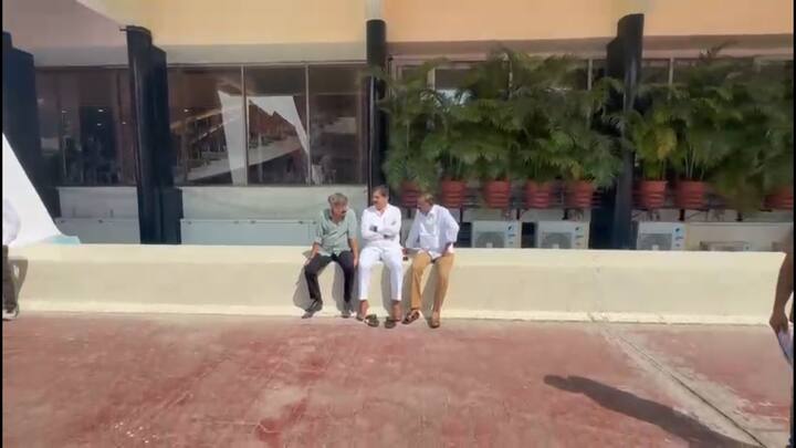 तर आज राज्याचे अन्न व नागरी पुरवठा मंत्री धनंजय मुंडे (Dhananjay Munde) यांनी राजीनामा दिलाया.