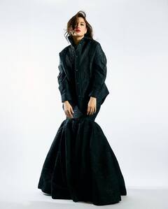 ब्रालेट, ब्लेजर और स्कर्ट... ब्लैक ड्रेस में तमन्ना भाटिया का क्लासी लुक, लिपस्टिक पर अटकी निगाहें