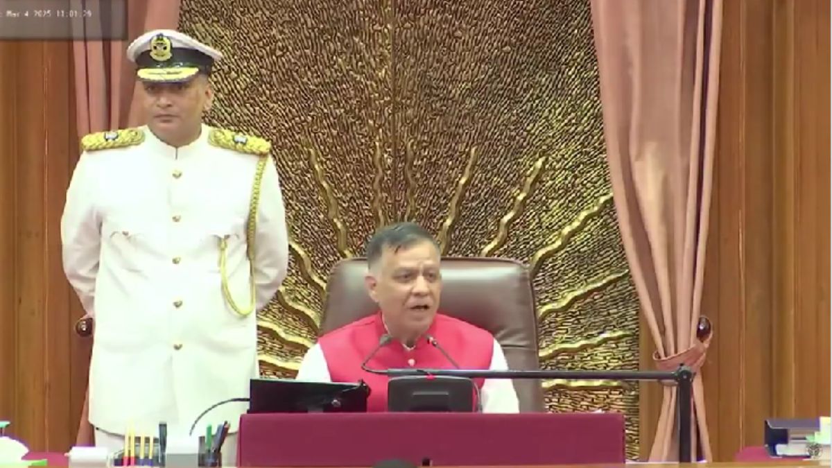 சட்டசபையில் பீடா போட்டு துப்பிய உ.பி எம்.எல்.ஏ: யார்னு தெரியும், தனியா வரச் சொன்ன சபாநாயகர்.!