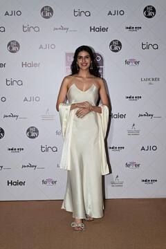 Akshay Kumar’s Niece Simar Bhatia Is Internet’s New Crush But Does She Look Like Shloka Mehta?