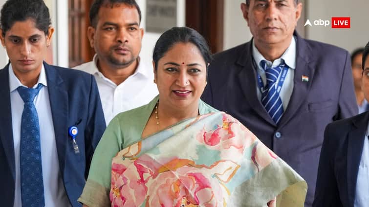 cm rekha gupta fix deadline to make delhi roads potholes free Delhi: राजधानी में 30 अप्रैल तक 7 हजार गड्ढे भरेंगे, CM रेखा गुप्ता के सामने प्रजेंटेशन