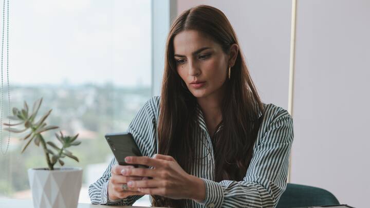 7. Avoid Digital Temptations: Restraining the impulse of checking social media or emails right after waking up fosters a mindful and peaceful morning. Instead, concentrate on personal growth activities such as reading, and journaling or affirmations before getting into digital work. (Image Source: Canva)
