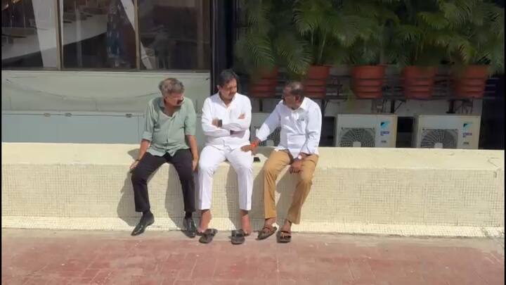 भर उन्हात तीन ही नेते एकत्र बसुन गप्पा करत असल्याने अनेकांच्या नजरा त्याच्याकडे लागल्या असल्याचे ही बघायला मिळाले.